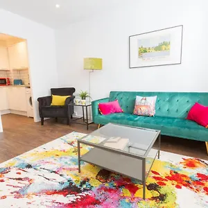  Apartment - Lovely In The Heart Of With Free Parking