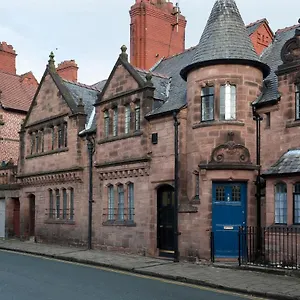  Apartment In The Heart Of Chester, Historical & Stylish