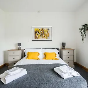  Holiday home Spacious 3 Bedroom Home, Garden & Parking United Kingdom