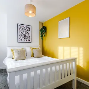  Holiday home Large 7 Bedroom Town House In Centre